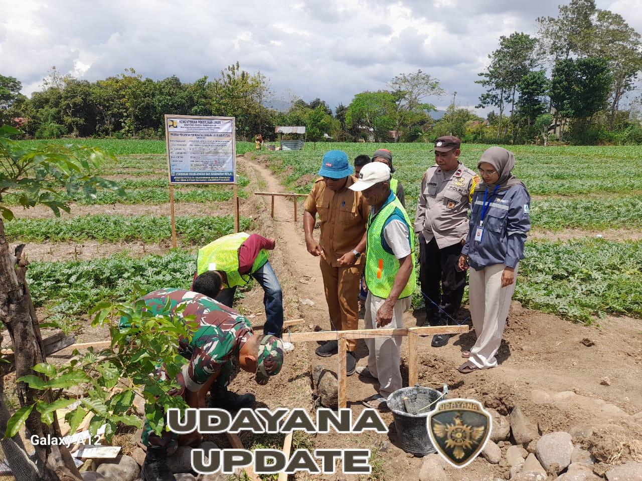 Babinsa dan Bhabinkamtibmas Dukung Pembangunan Irigasi Sepanjang 300 Meter di Kananga