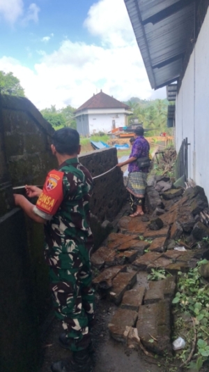 Tembok Penyengker Roboh Akibat Hujan Deras, Babinsa Semarapura Kaja Dan Selat Langsung Tinjau Lokasi