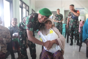 Kodim 1620/Loteng Bagikan Sembako dan Sayur Gratis di HUT ke-80 TNI