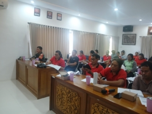 Serda I Wayan Puspa Diana Bersama Bhabinkamtibmas Dukung Musdes di Desa Batuan Kaler