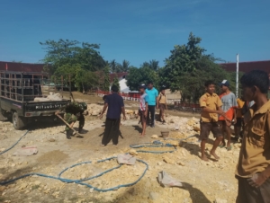 Gotong Royong TNI dan Sekolah Wujudkan Lapangan Mini di Desa Patiala Dete