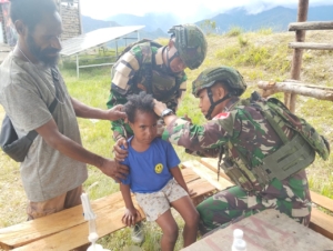 Kasih Tulus Satgas Yonif 743/PSY: Pelayanan Kesehatan untuk Warga Puncak Jaya