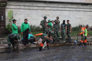 Dandim 1611/Badung Pimpin Apel Gabungan dan Gotong Royong Bersihkan Pasar Badung–Kumbasari Pasca Banjir