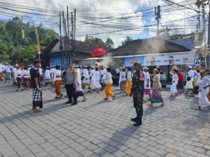 Dukung kelancaran upacara keagamaan, Babinsa 1623-01/Karangasem bersama Pecalang laksanakan pengamanan.