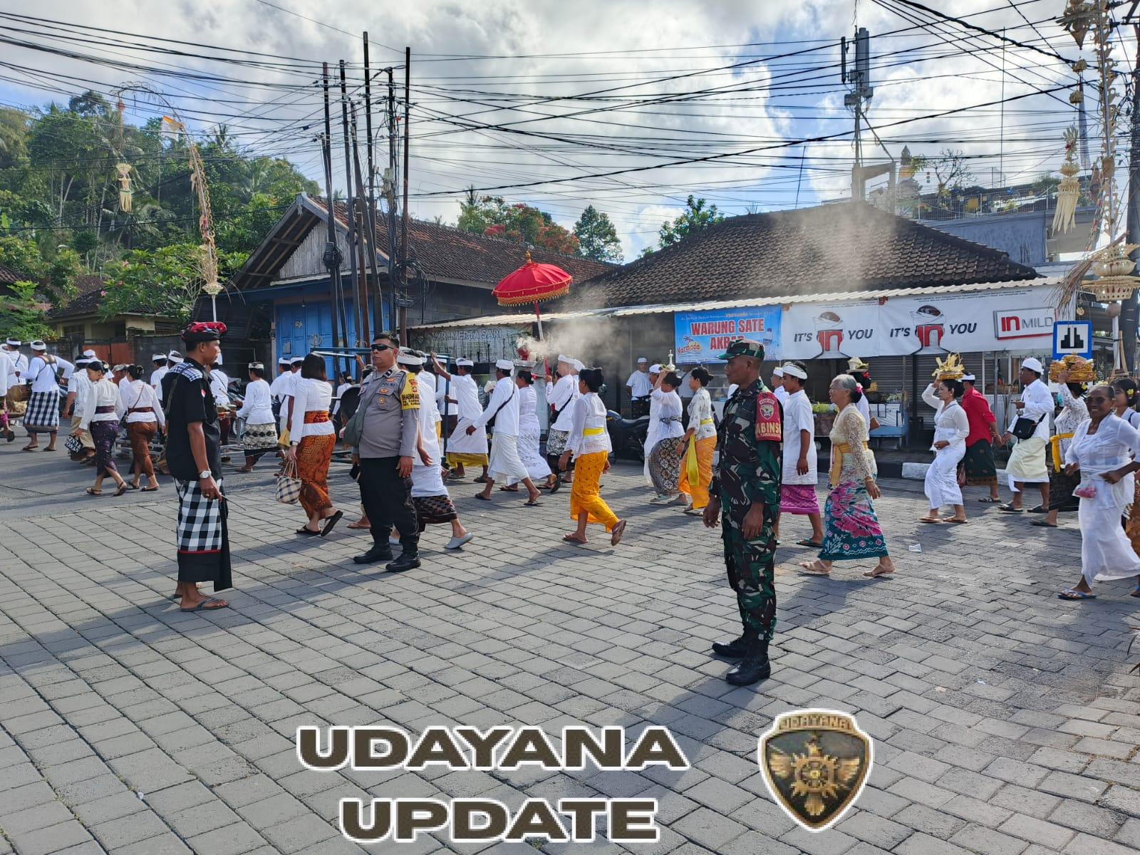 Dukung kelancaran upacara keagamaan, Babinsa 1623-01/Karangasem bersama Pecalang laksanakan pengamanan.