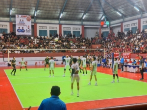 Dukung kelancaran kejuaraan bola voli Porprov Bali XVI tahun 2025, Babinsa Kelurahan Subagan laksanakan pengamanan.