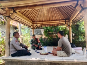 Sinergi TNI-Polri di Desa Pejarakan: Babinsa dan Bhabinkamtibmas Jalin Komsos dengan Tokoh Masyarakat