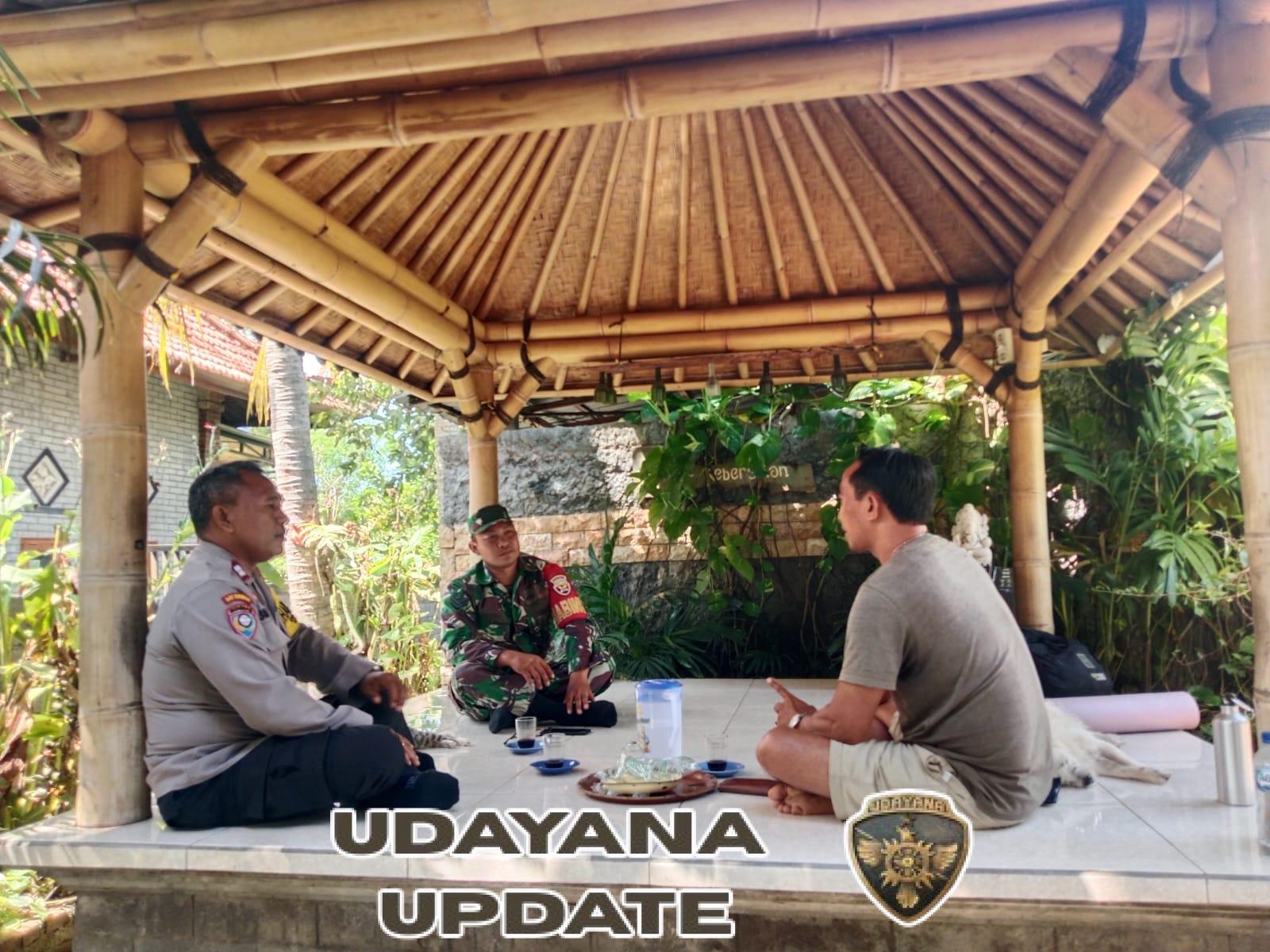 Sinergi TNI-Polri di Desa Pejarakan: Babinsa dan Bhabinkamtibmas Jalin Komsos dengan Tokoh Masyarakat