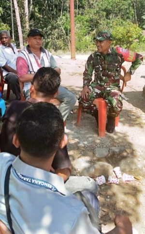 Dekat dengan Rakyat, Kuat Bersama: Babinsa Detusoko Bangun Kepercayaan Lewat Komsos