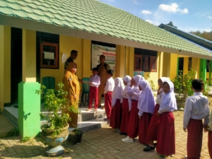 Babinsa 1624-03/Lewoleba Pastikan Distribusi Makanan Bergizi Gratis Tepat Sasaran