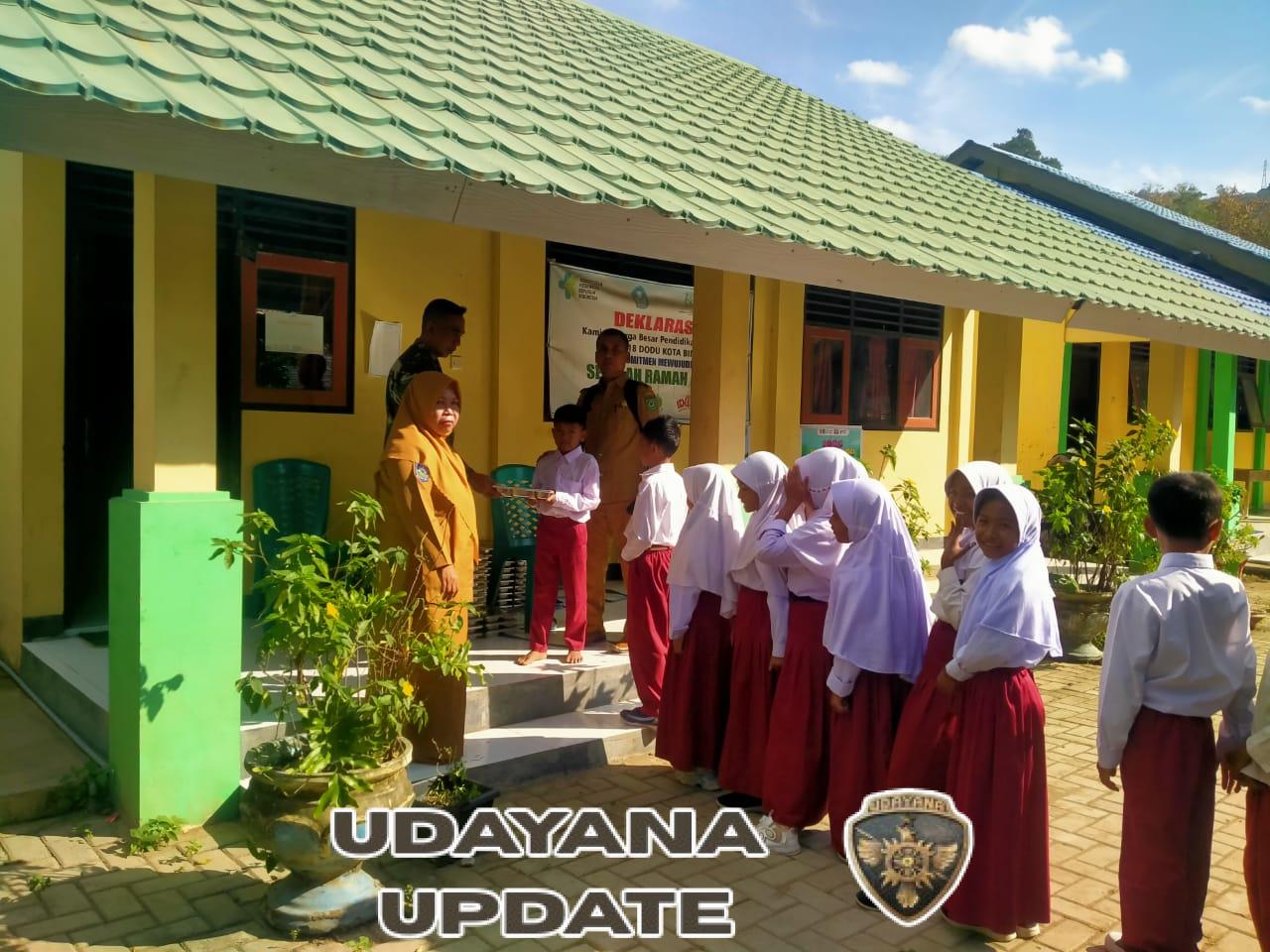 Babinsa 1624-03/Lewoleba Pastikan Distribusi Makanan Bergizi Gratis Tepat Sasaran