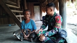 Akhiri Penugasan, Satgas Yonif 741/GN Pos Asumanu Bagikan Susu dan Cinderamata kepada siswa SD dan Masyarakat Binaan