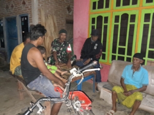 Babinsa Koramil 1608-02/Bolo Ajak Warga Selesaikan Masalah dengan Musyawarah