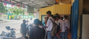 Babinsa Koramil 1602-01/Ende Bangun Kedekatan dengan Pelajar SMA Lewat Komsos