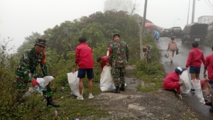 Bakti Teritorial Prima HUT TNI ke-80, Koramil 1626-04/Kintamani Gelar Bakti Sosial Pembersihan Sampah di Pasar Singamandawa