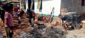 Babinsa Desa Mausamang Dampingi Warga Bangun Dapur dengan Batako Seadanya