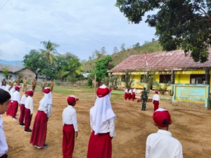 Babinsa Bolo Jadi Pembina Upacara, Siswa SDN 1 Woro Sambut Khidmat