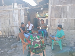 Babinsa Koramil 1602-04/Maurole Tingkatkan Keamanan dan Komsos di Desa Otogedu