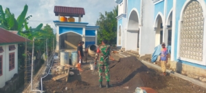 Babinsa Raporendu Bersama Warga Gotong Royong Perbaiki Pagar Masjid