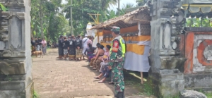 Sinergi Babinsa dan Bhabinkamtibmas Jaga Ketertiban Upacara Pitra Yadnya di Payangan