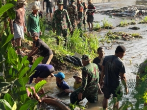 Danramil Kapten Inf I Wayan Sudana Pimpin Karya Bakti Perbaikan Saluran Air