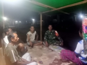 Perkuat Sinergi, Babinsa Koramil 1608-07 Sapa Warga Lewat Patroli Malam