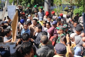 Sinergi TNI-Polri Jaga Kondusifitas Saat Demonstrasi di Depan Kantor DPRD Kabupaten Bima