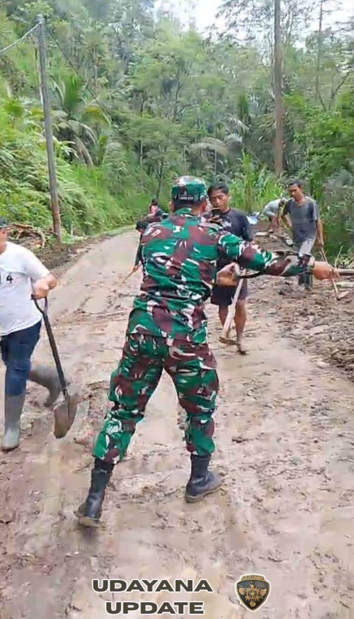 Babinsa 1623-06/Selat bersinergi tangani material longsor yang menutup akses jalan.