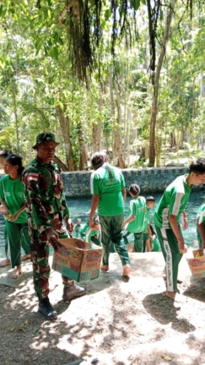 Babinsa Koramil 1627-01/Ba’a Ajak Warga dan Pelajar Bersihkan Kolam Renang Oemau