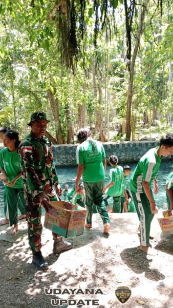 Babinsa Koramil 1627-01/Ba’a Ajak Warga dan Pelajar Bersihkan Kolam Renang Oemau