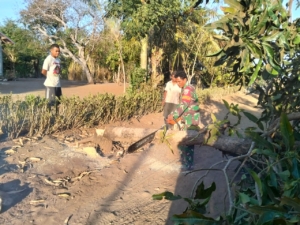 Karya Bakti Babinsa Manubelon Bantu Warga Bangun Akses