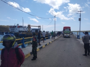 Pengawasan Babinsa Koramil 1627-02 Jamin Kelancaran Pelayaran KMP Ile Labalekang