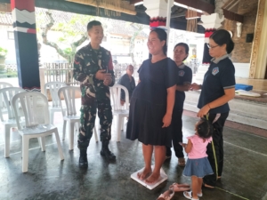 Wujudkan Kesehatan Masyarakat Yang Optimal, Babinsa Semarapura Kauh Aktif  Dampingi Posyandu ILP