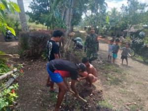 TNI dan Warga Desa Manola Kompak Gotong Royong Tanam Pipa Sumur Bor