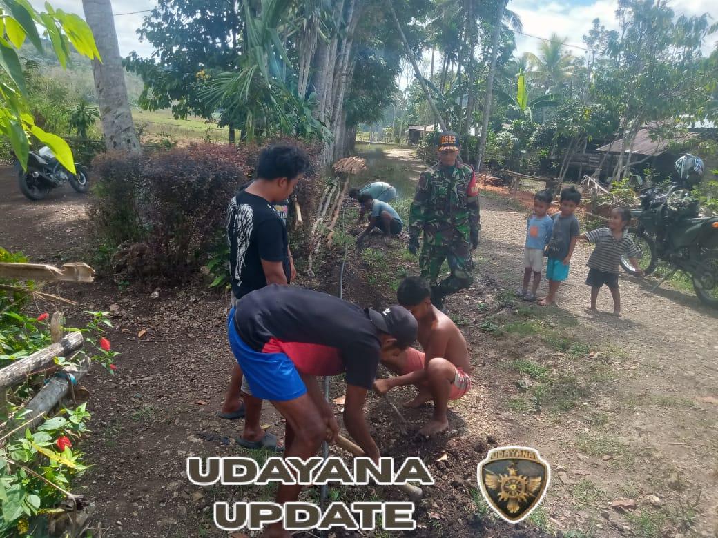 TNI dan Warga Desa Manola Kompak Gotong Royong Tanam Pipa Sumur Bor