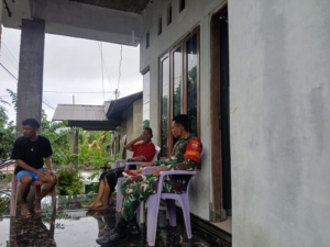 Wujudkan Kemanunggalan TNI-Rakyat, Babinsa Kodim 1602/Ende Hadir di Tengah Warga Bheramari