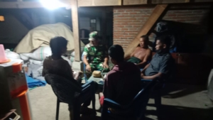 Patroli Malam Babinsa Poto Tano, Warga Dihimbau Aktif Jaga Kamtibmas
