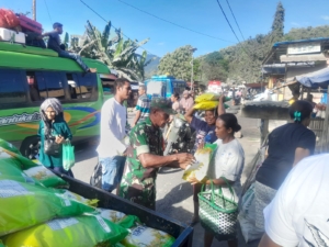 Gerakan Pangan Murah: Kodim 1624/Flotim dan BULOG Salurkan Beras SPHP di Desa Boru