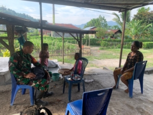 Babinsa Koramil 1602-03/Detusoko Intensifkan Monitoring Keamanan di Desa Ekolea