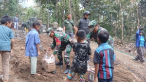 Babinsa Giri Madia Tebar Kepedulian Sambut HUT TNI ke-80