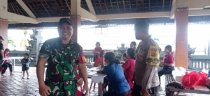 Tingkatkan Kesehatan Dan Cegah Stunting, Babinsa Sampalan Tengah Dampingi Nakes Gelar Posyandu Balita