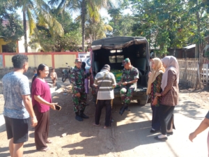 Danramil 1608-06/Wawo Pimpin Gerakan Pangan Murah di Desa Maria Utara