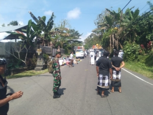 Dukung kelancaran upacara keagamaan, Babinsa 1623-06/Selat bersama Pecalang laksanakan pengamanan.