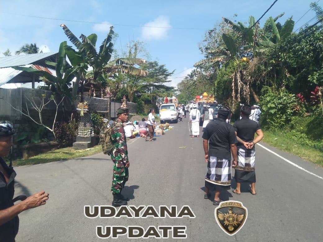 Dukung kelancaran upacara keagamaan, Babinsa 1623-06/Selat bersama Pecalang laksanakan pengamanan.