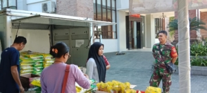 Wujud Kepedulian, Babinsa Puhu Dukung Program Pasar Murah untuk Masyarakat