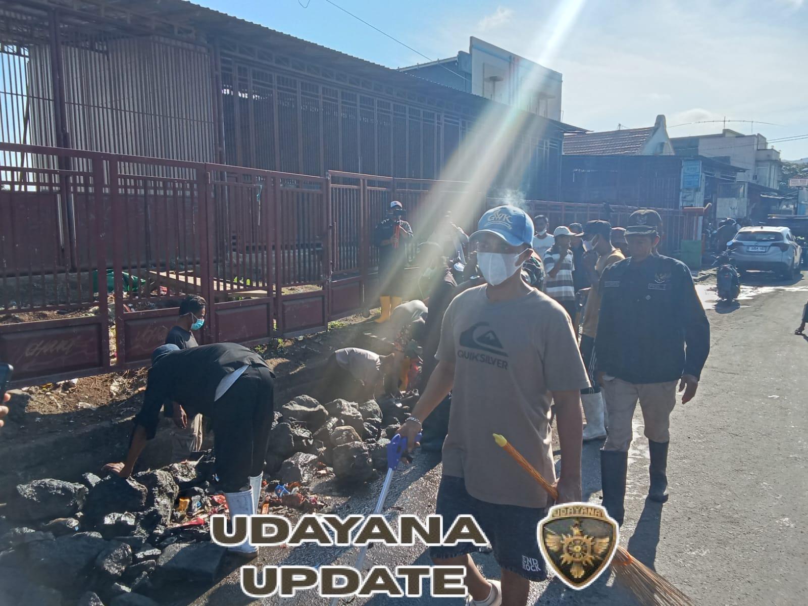 Aksi Nyata Babinsa, Sertu Imansyah Ajak Warga Jaga Kebersihan Pasar Induk Soriutu