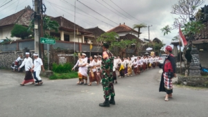 Babinsa 1623-06/Selat melaksanakan kegiatan pengamanan rangkaian upacara Pelebon.
