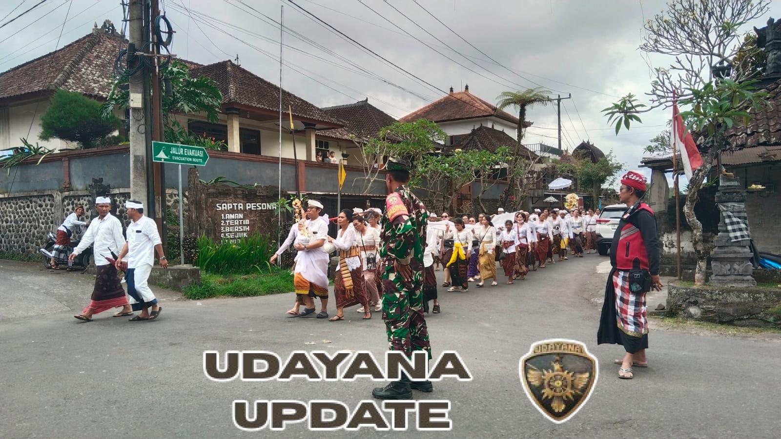 Babinsa 1623-06/Selat melaksanakan kegiatan pengamanan rangkaian upacara Pelebon.