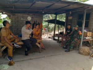 Babinsa dan Bhabinkamtibmas Penuktukan Sambangi Rumah Warga, Jalin Kedekatan Lewat Komsos