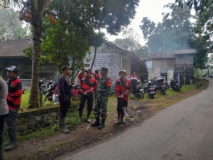 Babinsa 1623-06/Selat bersama staf Kecamatan dan aparatur Desa melaksanakan gotong royong penimbunan jalan berlubang.